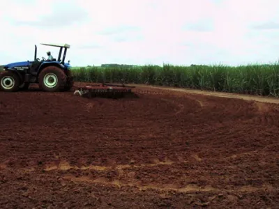 Agricultura — Preparo Solo Trator Arando Plantio Cana