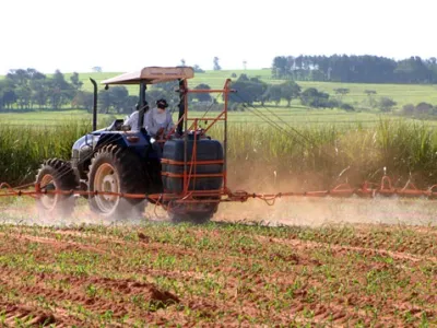 Agricultura — Trator Pulverizacao Canavial Jovem